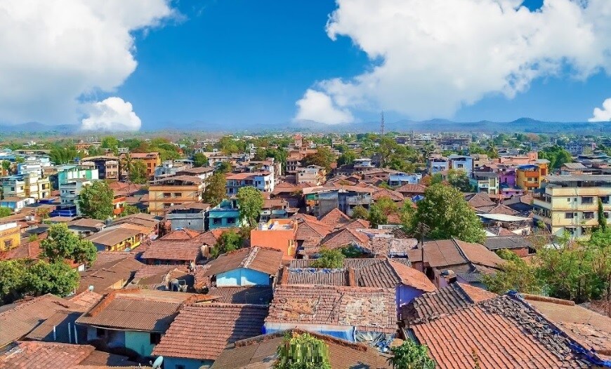 Vasind_a city with a lot of trees and buildings