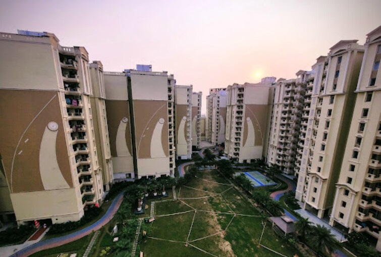 MI Rustle Court Apartment Exteriors 2