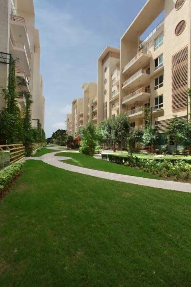 Mahagun Moderne Low Rise Amenities-Features 1