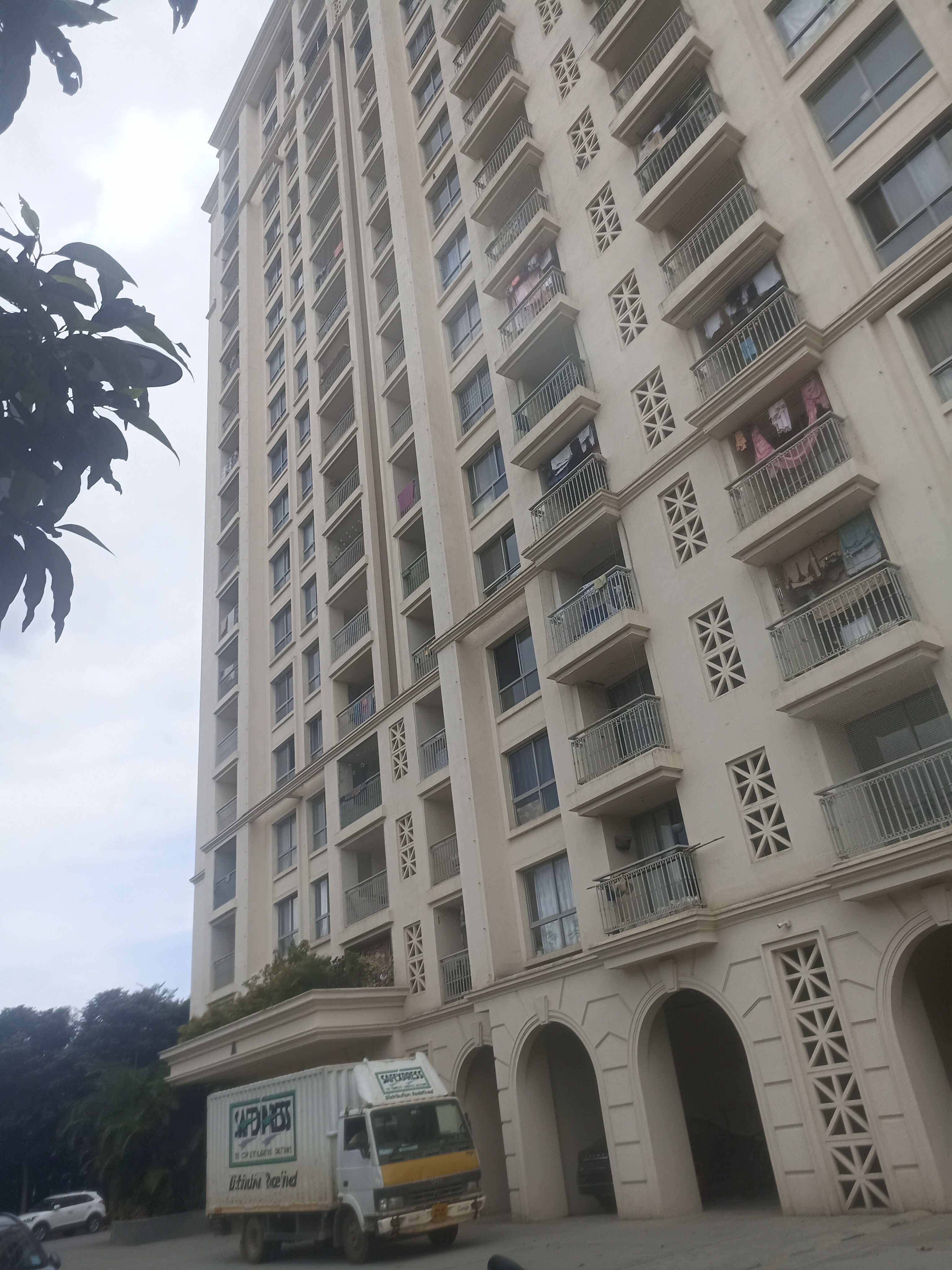Hiranandani Glen Gate review image