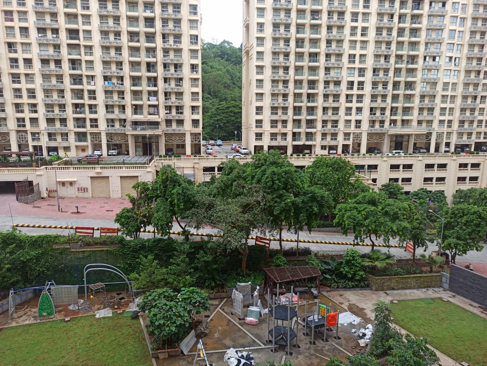Hiranandani Regent Hill review image