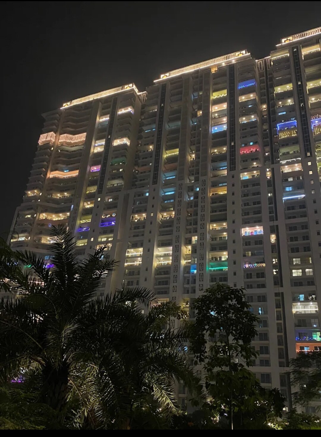 DLF The Crest review image